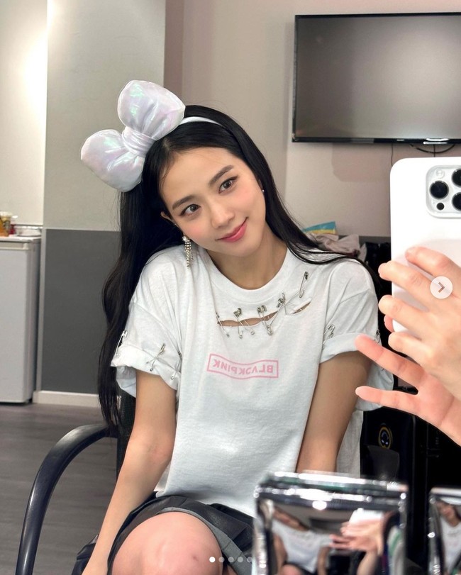 “Jisoo BLACKPINK saat ini sedang melakukan yang terbaik untuk album solonya. Meskipun disibukkan dengan tur dunia sejak tahun lalu, Jisoo sudah pemotretan untuk albumnya dan mengerjakan musik untuk menepatinya janjinya kepada penggemar. Dia akan segera kembali dengan kabar baik,” demikian pernyataan YG Entertainment seperti dilansir dari Koreaboo. Foto: dok. Instagram @sooyaaa__