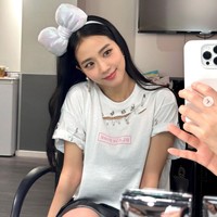 “Jisoo BLACKPINK saat ini sedang melakukan yang terbaik untuk album solonya. Meskipun disibukkan dengan tur dunia sejak tahun lalu, Jisoo sudah pemotretan untuk albumnya dan mengerjakan musik untuk menepatinya janjinya kepada penggemar. Dia akan segera kembali dengan kabar baik,” demikian pernyataan YG Entertainment seperti dilansir dari Koreaboo. Foto: dok. Instagram @sooyaaa__