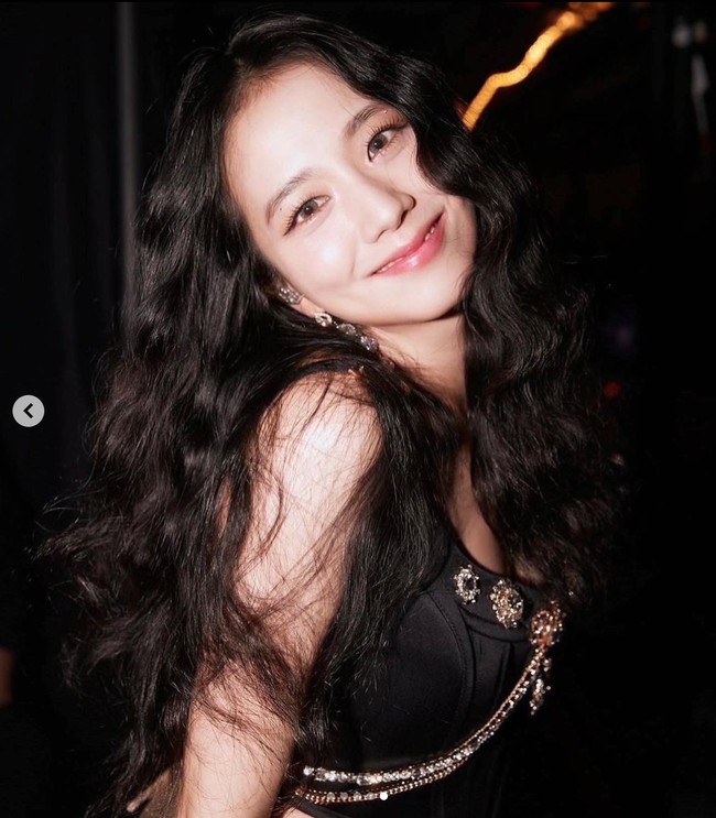 Saat ini, Jisoo BLACKPINK sudah menjalani pemotretan untuk albumnya. Hal itu dipersiapkan Jisoo di tengah kesibukannya menjalani tur konser dunia. Foto: dok. Instagram @sooyaaa__