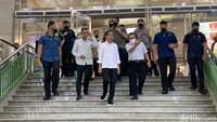 Jokowi bertanya kepada para pedagang mengenai kondisi saat ini.  Foto: (Almadinah Putri Brilian/detikcom)