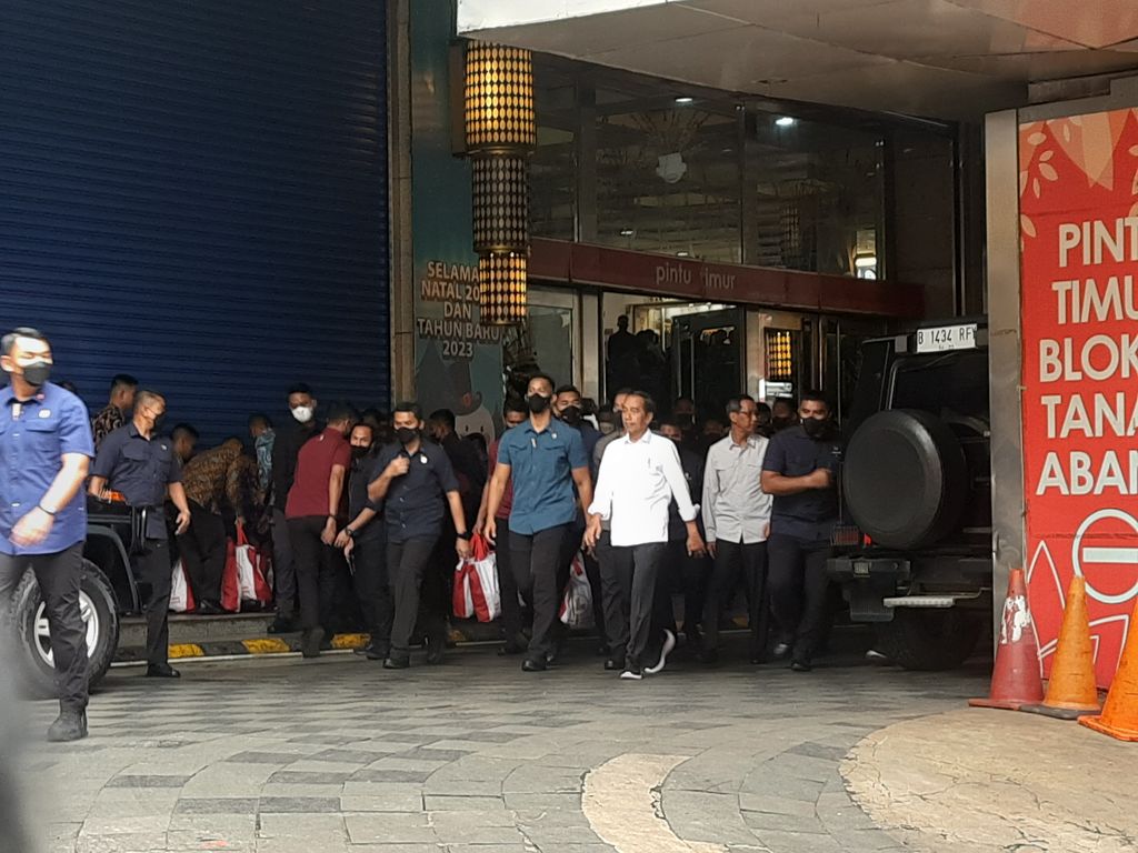 Presiden Joko Widodo (Jokowi) meninjau Pasar Tanah Abang, Jakarta Pusat (Jakpus). Peninjauan ini merupakan yang pertama sejak Jokowi mencabut kebijakan Pemberlakuan Pembatasan Kegiatan Masyarakat (PPKM).