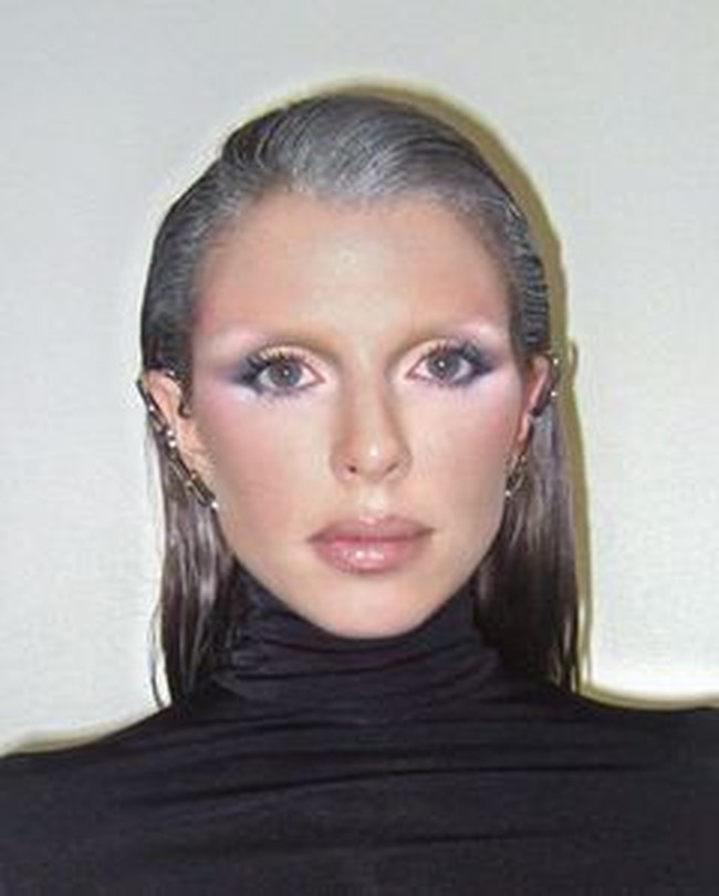 Julia Fox pernah menunjukkan proses bleaching alisnya melalui TikTok pada 2022. Penampilannya memberikan kesan edgy dan berani.  Foto: Instagram