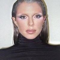 Julia Fox pernah menunjukkan proses bleaching alisnya melalui TikTok pada 2022. Penampilannya memberikan kesan edgy dan berani.  Foto: Instagram