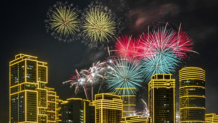 MANILA, PHILIPPINES - JANUARY 01: Fireworks explode over buildings during New Years celebrations on January 01, 2023 in Makati, Metro Manila, Philippines. (Photo by Ezra Acayan/Getty Images)