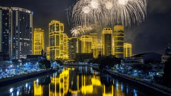 Saat tahun baru, gedung-gedung di Filipina dihiasi lampu kuning.  