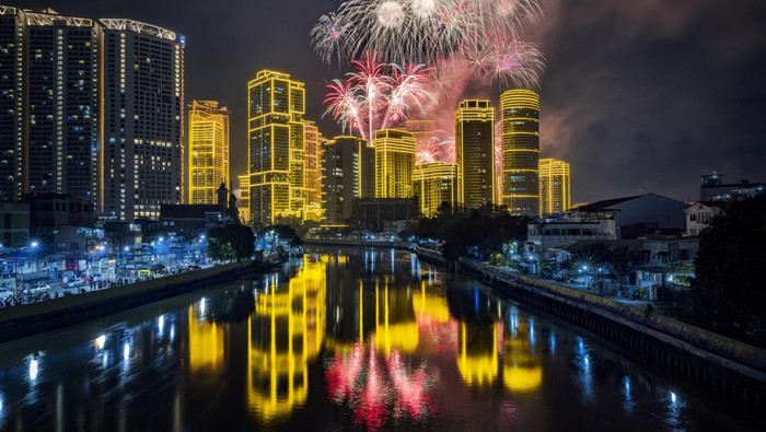 MANILA, PHILIPPINES - JANUARY 01: Fireworks explode over buildings during New Year's celebrations on January 01, 2023 in Makati, Metro Manila, Philippines. (Photo by Ezra Acayan/Getty Images)