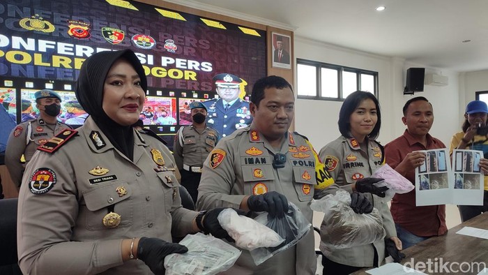 Kapolres Bogor AKBP Iman Imanuddin saat jumpa pers di Mapolres Bogor