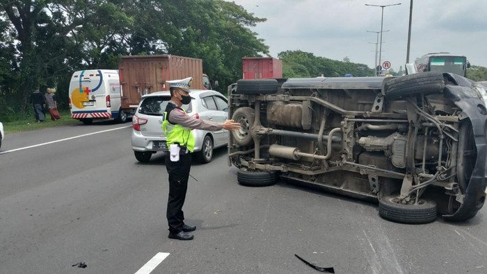 Kecelakaan mobil terguling di Tol Sidoarjo-Waru