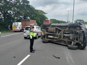 Panther Terguling di Tol Sidoarjo-Waru Akibat Ngerem Mendadak Hindari Mobil