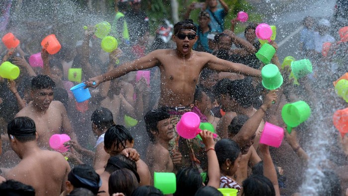 Kemeriahan Perang Air Siat Yeh, Tradisi Sambut Tahun Baru di Gianyar Bali Sejumlah warga saling menyiramkan air saat mengikuti tradisi perang air yang merupakan rangkaian Festival Air Suwat di Desa Suwat, Gianyar, Bali, Minggu (1/1/2023). Tradisi perang air tersebut dilakukan warga setahun sekali untuk membersihkan diri secara lahir dan batin, memperkuat rasa persaudaraan warga serta untuk mengenalkan potensi seni, budaya dan pariwisata setempat kepada wisatawan. ANTARA FOTO/Fikri Yusuf/rwa.
