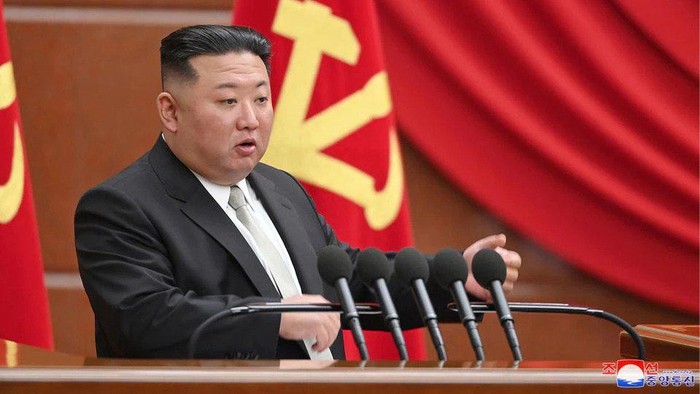 Kim Jong Un Dirumorkan Alami Krisis Paruh Baya, Suka Minum-Menangis