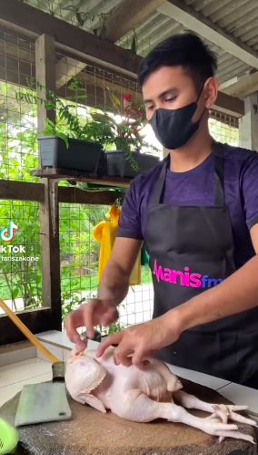 Kisah pemuda tak gengsi bantu ibu jualan daging ayam