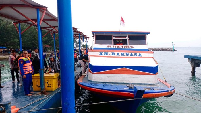 KM Raksasa sempat terombang ambing di lautan Kepulauan Seribu (Dok SAR Jakarta)