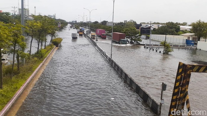 Kondisi banjir di Jalan Kaligawe, Genuk, Semarang, Senin (2/1/2022) pukul 12.00 WIB.