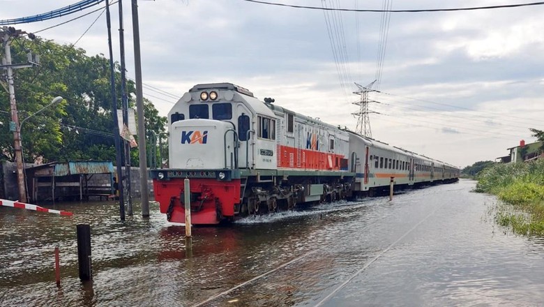 Kondisi rel KA di Semarang usai banjir. Foto diunggah Senin (2/1/2023). Kondisi rel KA di Semarang usai banjir. Foto diunggah Senin (2/1/2023).