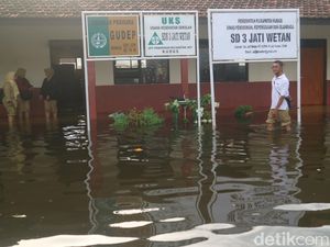 SD di Jati Kudus Kebanjiran, Siswa Belajar Online di Pengungsian