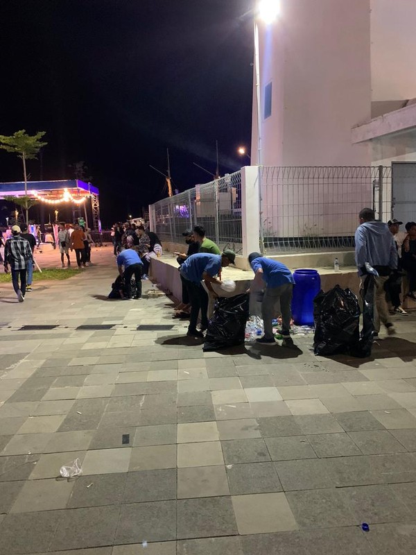 Tak hanya antusias warga saja yang membuat kagum, namun komitmen wisatawan setelah konser usai juga patut untuk diapresiasi. Mereka ikut membersihkan sampah selepas konser. Foto: dok. Injorney Tak hanya antusias warga saja yang membuat kagum, namun komitmen wisatawan setelah konser usai juga patut untuk diapresiasi. Mereka ikut membersihkan sampah selepas konser. Foto: dok. Injorney