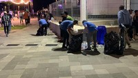 Tak hanya antusias warga saja yang membuat kagum, namun komitmen wisatawan setelah konser usai juga patut untuk diapresiasi. Mereka ikut membersihkan sampah selepas konser. Foto: dok. Injorney