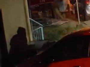 Viral Pria Berkerudung di Kukar Bakar Mobil saat Malam Tahun Baru