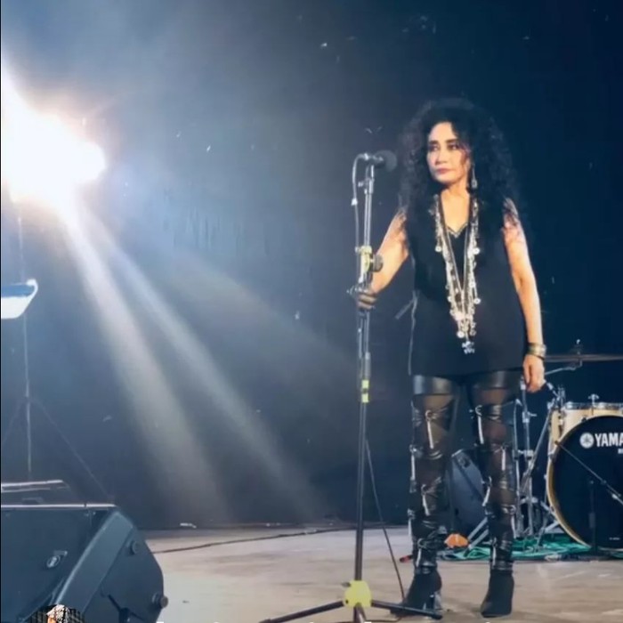 Mengutip situs resmi Museum Musik Indonesia, Sylvia Saartje adalah satu-satunya penyanyi rock perempuan yang tampil dalam konser ‘Aktuil Vacancy Rock’ di GOR Pulosari Malang pada 27 Desember 1976.