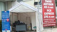 Penampakan sepinya lokasi tes COVID-19 di kawasan Jakarta Selatan, Senin (2/1/2023). Permintaan antigen dan PCR semakin sepi setelah diumumkannya pencabutan PPKM (Pemberlakuan Pembatasan Kegiatan Masyarakat) oleh presiden Jokowi pada akhir tahun 2022 lalu.