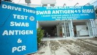Beberapa tempat yang disambangi yakni tempat swab di kawasan Warung Buncit, Jakarta Selatan. Dulu padahal lokasi ini sangat ramai dengan spanduk harga bersaing. Kini kawasan itu terpantau sepi bahkan seperti tak berpenghuni. 