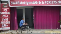 Berkaitan dengan adanya pencabutan kebijakan PPKM, petugas itu memprediksi permintaan akan swab antigen dan PCR akan semakin sedikit permintaan ke depannya. Apa lagi ditambah keterangan Menkes yang mengatakan sudah tak mewajibkan lagi kedua test tersebut.