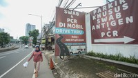 Menteri Kesehatan (Menkes) Budi Gunadi Sadikin juga mengatakan tak ada lagi kewajiban swab antigen atau PCR untuk masyarakat yang berkegiatan.