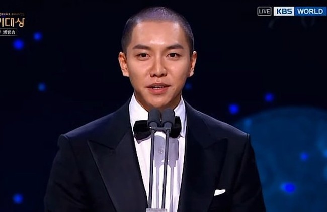 Lee Seung Gi tampil perdana dengan kepala botak saat menghadiri KBS Drama Awards 2022. Awalnya sang aktor diduga mengalami tekanan akibat konflik dengan CEO Hook Entertainment, agensi lamanya. Foto: (dok. KBS)