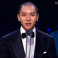 Lee Seung Gi tampil perdana dengan kepala botak saat menghadiri KBS Drama Awards 2022. Awalnya sang aktor diduga mengalami tekanan akibat konflik dengan CEO Hook Entertainment, agensi lamanya. Foto: (dok. KBS)