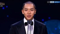 Banyak yang kemudian berasumsi penampilan barunya berhubungan dengan konflik dengan Hook Entertainment. Foto: Lee Seung Gi tampil dengan kepala plontos. (dok. KBS)