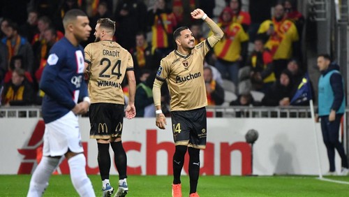 Lens Argentinian defender Facundo Medina (C) reacts during the French L1 football match between RC Lens and Paris Saint Germain (PSG) at the Bollaert-Delelis Stadium in Lens, northern France on January 1, 2023. (Photo by FRANCOIS LO PRESTI / AFP) (Photo by FRANCOIS LO PRESTI/AFP via Getty Images)