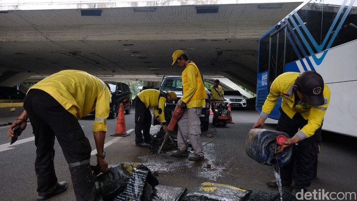 Lubang di kolong Simpang Susun Semanggi Jl Jenderal Sudirman Jakarta ditambal, 2 Januari 2023. (Andhika Prasetia/detikcom)