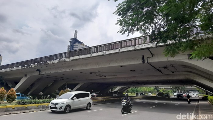 Lubang di kolong Simpang Susun Semanggi yang bikin pesepeda jatuh 2 Januari 2023. (Ilham Oktafian/detikcom)