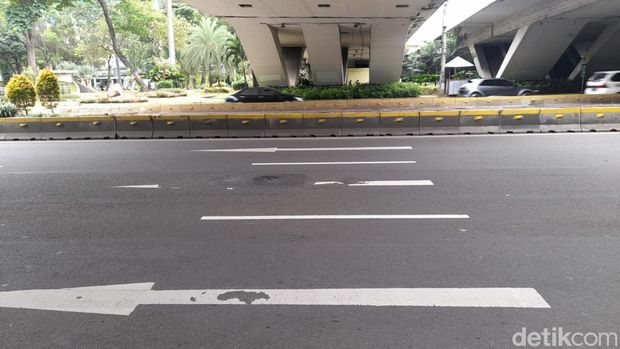 Lubang di kolong Simpang Susun Semanggi yang bikin pesepeda jatuh 2 Januari 2023. (Ilham Oktafian/detikcom)