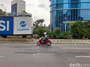 Lubang Rawan Jl Sudirman Arah Bundaran HI Sudah Ditambal