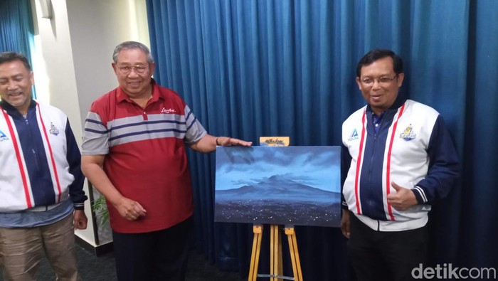 Lukisan Gunung Ciremai karya SBY.