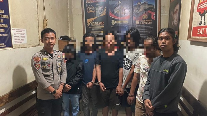 Tiga pria bersaudara di Kabupaten Mamuju, Sulawesi Barat (Sulbar) ditangkap saat pesta sabu di rumahnya menjelang pergantian tahun.