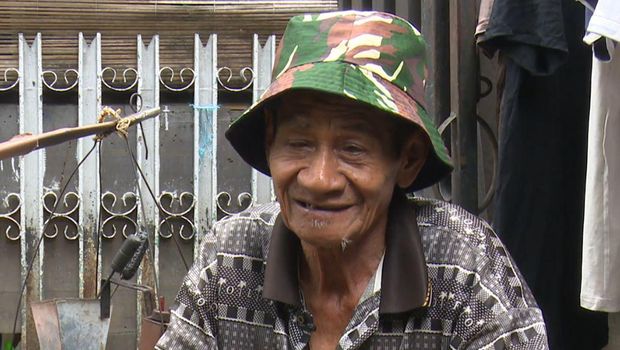 Kakek Abbas bekerja sebagai penambal panci keliling. Ia terus bekerja di kala tubuh sudah renta dan penglihatannya yang tidak lagi sempurna. Mari kita bantu!