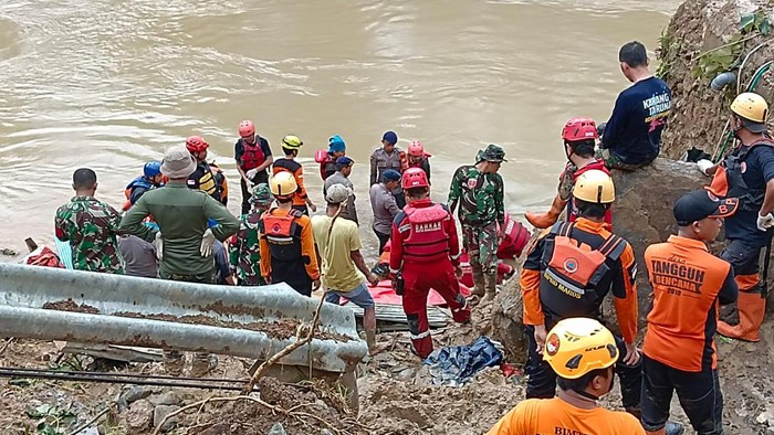 Operasi pencarian terhadap korban longsor Cenrana, Kabupaten Maros, Sulawesi Selatan (Sulsel) memasuki hari ketujuh atau hari terakhir.