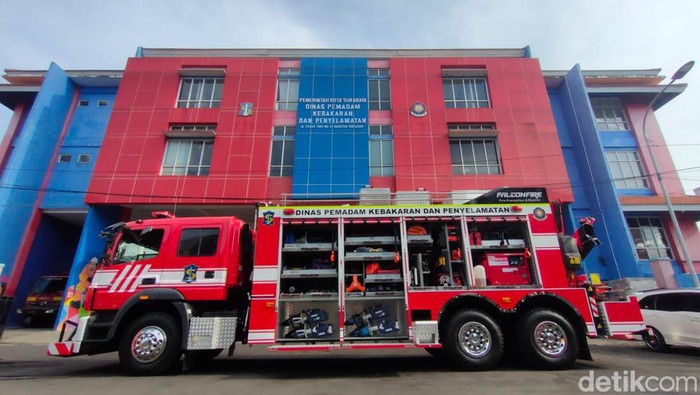 Mobil Heavy Duty Rescue milik Damkar Surabaya