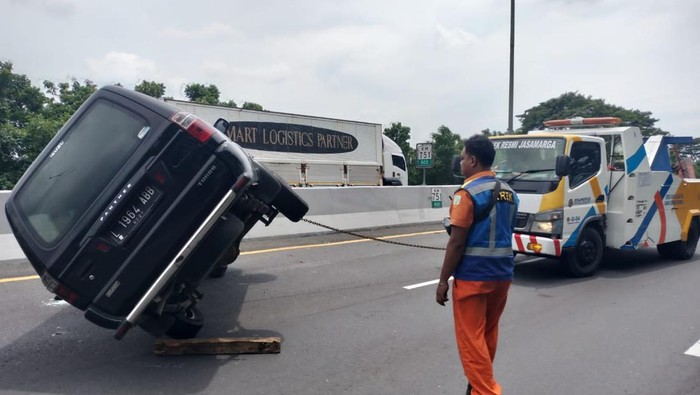 Mobil terguling di KM 751 Tol Sidoarjo-Waru sudah dievakuasi