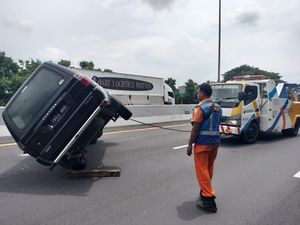 Mobil Panther Terguling di Tol Sidoarjo-Waru Dievakuasi