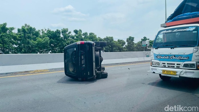 Seorang pengendara, Budi, melaporkan mobil terguling di Tol Surabaya-Waru. Kecelakaan terjadi di KM 751.100.