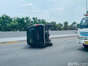 Mobil Terguling di Tol Sidoarjo-Waru Sebabkan Macet hingga 2 Km
