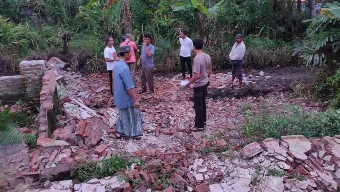 nenek tewas tertimpa tembok di banyuwangi
