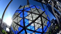 Uniknya, bola ini ditutupi oleh total 2.688 segitiga Waterford Crystal yang diterangi 32.256 LED hemat energi. Foto: WireImage/Alexi Rosenfeld