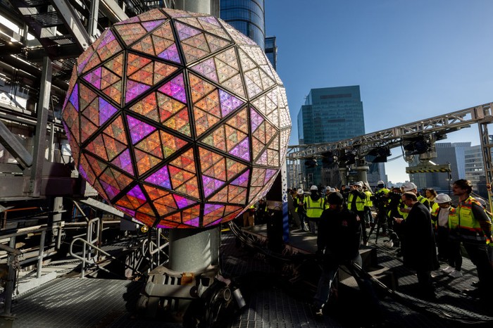 Nikmati Karya Instalasi Bola Menyala di Times Square New York! NEW YORK, NEW YORK - DECEMBER 30: The New Year's Eve Ball is illuminated and elevated for a final test ahead of New Yearβs Eve on December 30, 2022 in New York City. The Ball is covered with a total of 2,688 Waterford Crystal triangles and illuminated by 32,256 energy efficient LEDs and can display a pallet of more than 16 million. (Photo by Alexi Rosenfeld/WireImage)