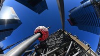 Bola menyala ini berada di atas ketinggian 39,6 meter di tiang One Times Square. Foto: WireImage/Alexi Rosenfeld