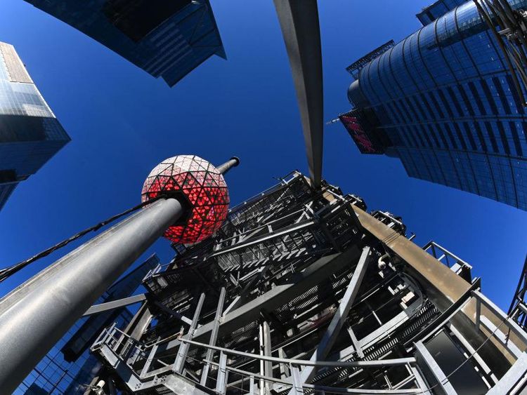 Menikmati Karya Instalasi Bola Menyala di Times Square New York!
